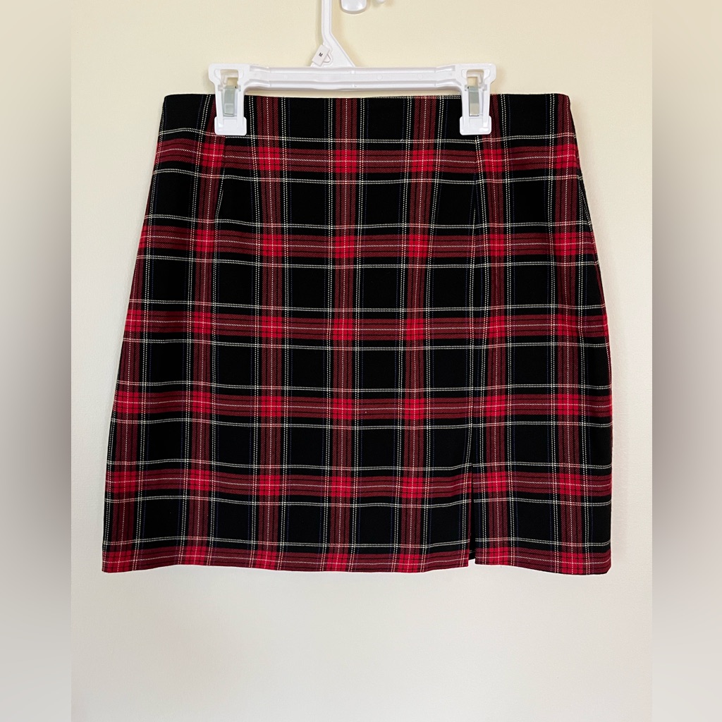 Womenâs Zara Plaid Mini Skirt W/Front Slit Red/Black/Preppy Holiday Size M